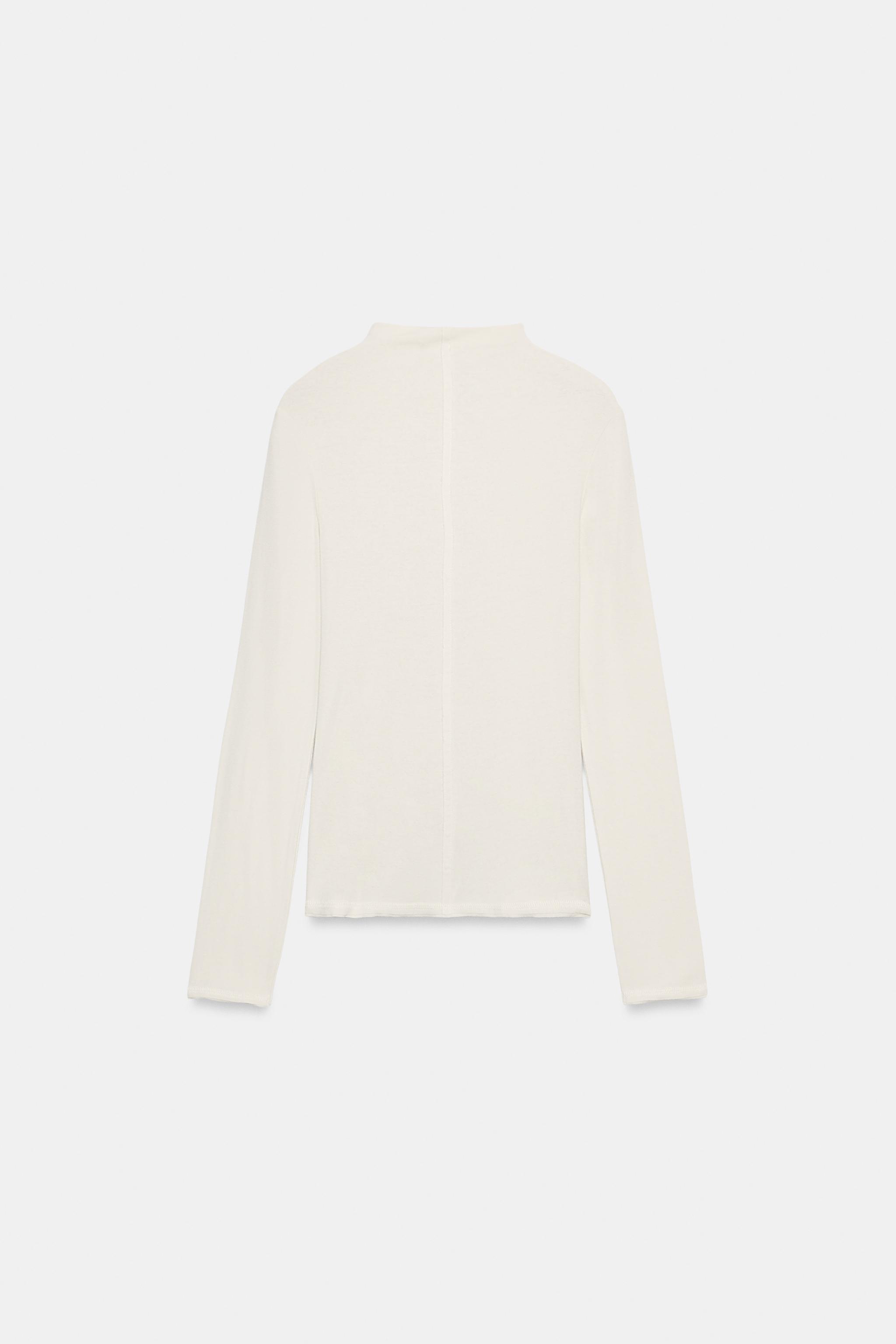 TOP BOUTONNÉ À COL ROULÉ