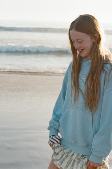 SUDADERA CAPUCHA EFECTO LAVADO TEXTO - Azul claro de Zara
