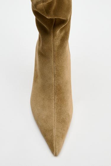 BOTTES À TALONS FRONCÉES EN CROÛTE DE CUIR - Marron sable de Zara - Image 5