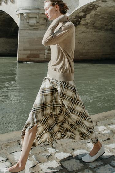 FALDA MIDI ASIMÉTRICA CUADROS - Crudo / Negro de Zara