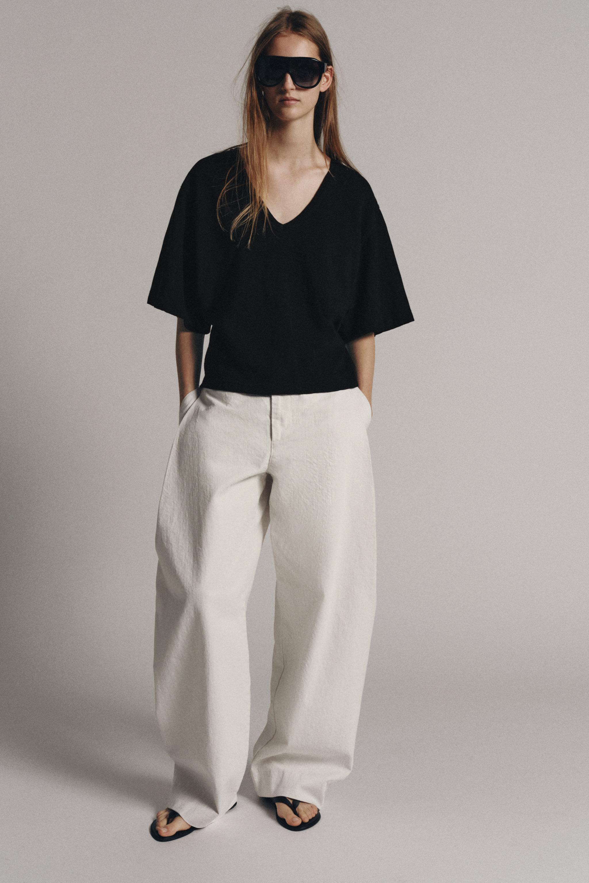 V-NECK T-SHIRT — Black