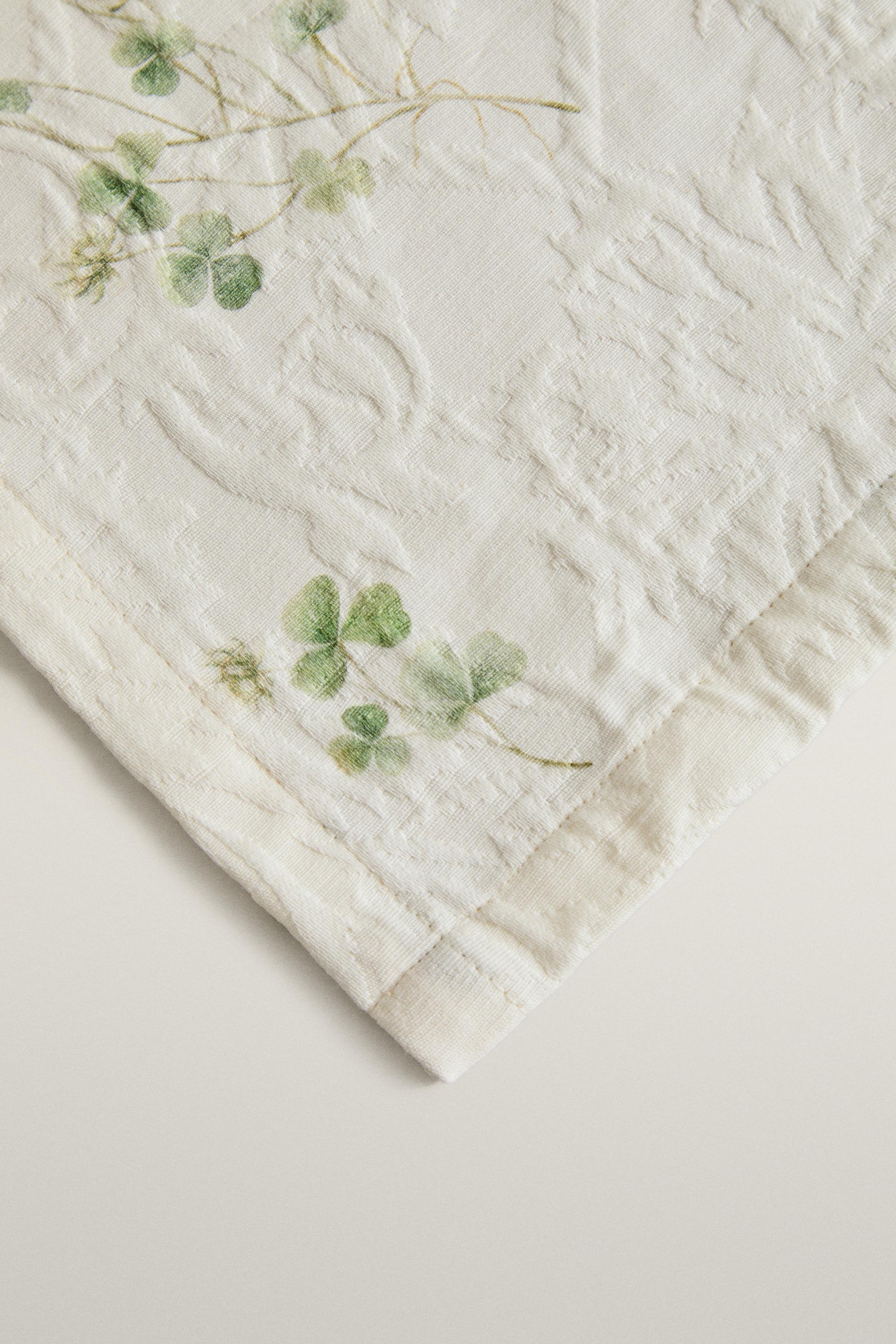 CLOVER PRINT JACQUARD TABLECLOTH
