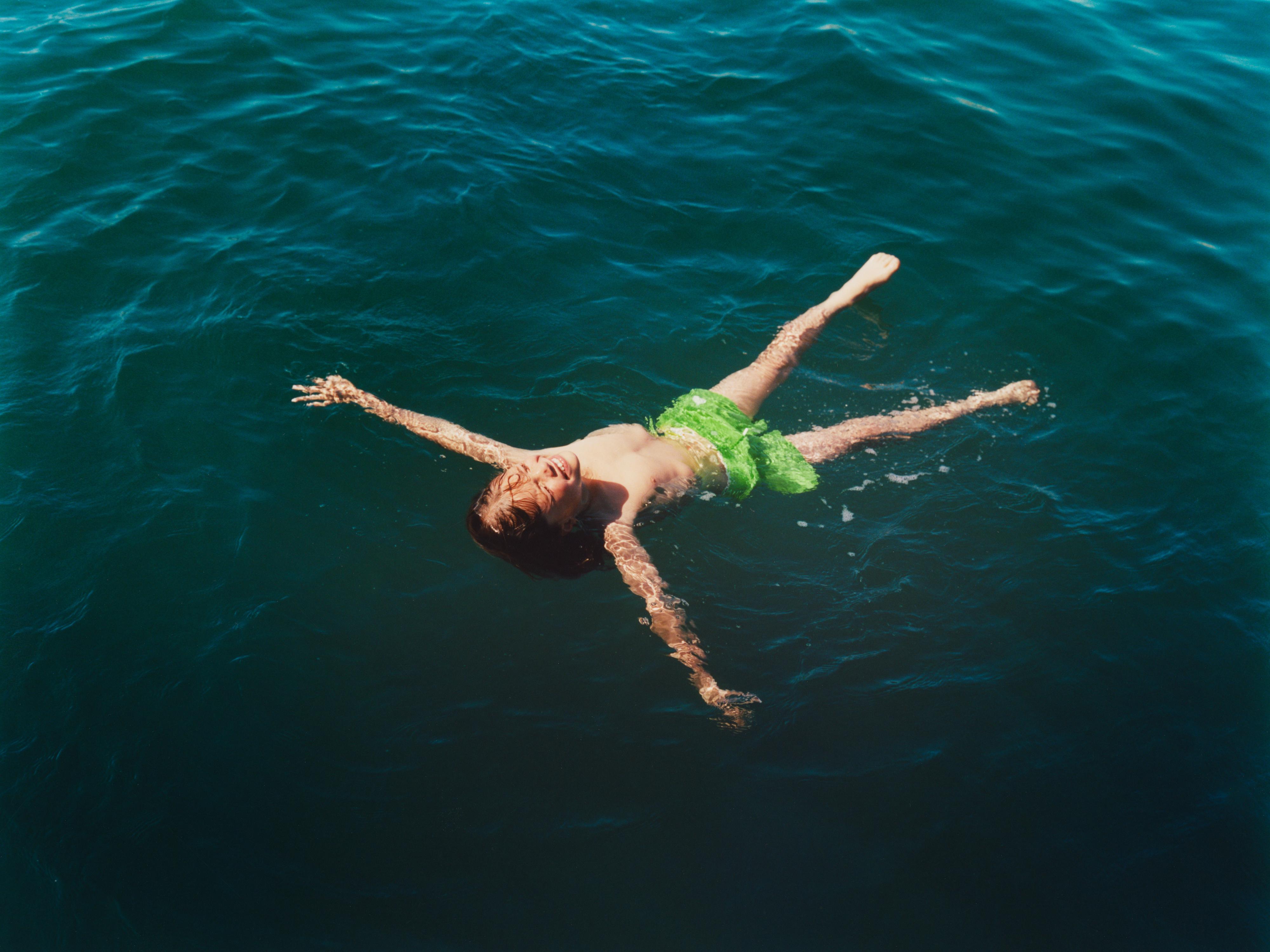 QUICK-DRY SWIM SHORTS (AGES 6-14) — Neon green