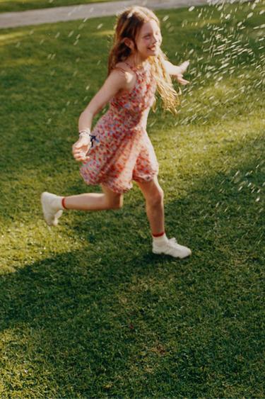 KORTE JUMPSUIT MET BLOEMEN EN VOLANT - Rood van Zara