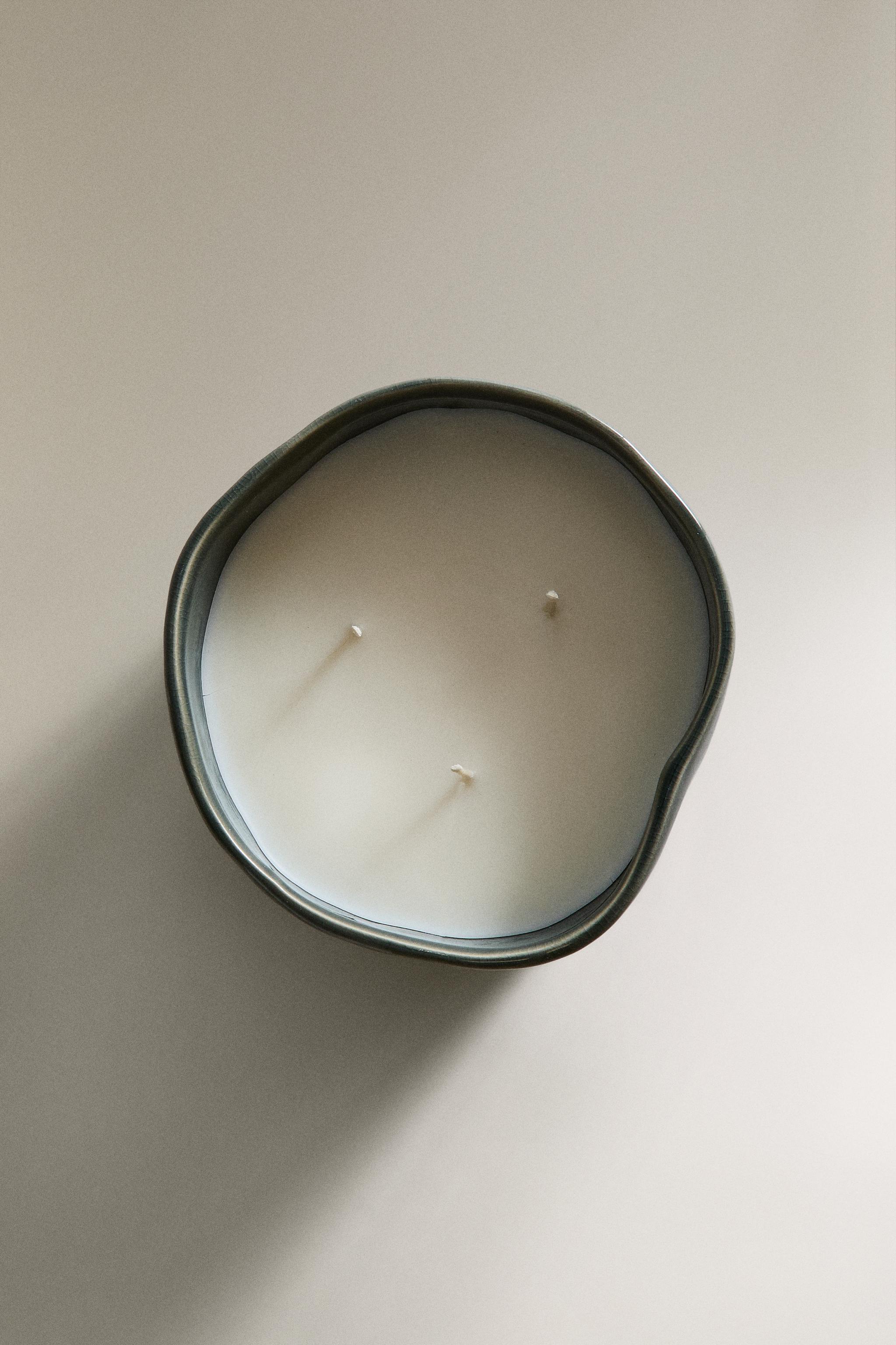 (150 G) VIBRANT ROSE SCENTED CANDLE