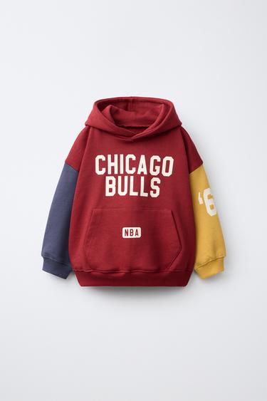 SWEATSHIRT MET CAPUCHON COLORBLOCK NBA – CHICAGO BULLS - ROODACHTIG van Zara