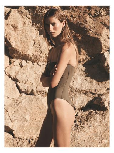 Bañador bandeau detalle pieza metálica - Khaki claro de Zara