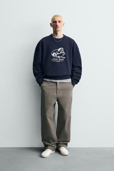 СУИТШЪРТ С ОБЛО ДЕКОЛТЕ И ЩАМПА НА КОН - Морскосин от Zara