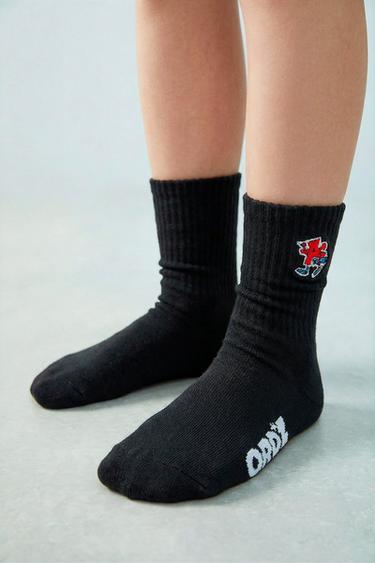 حزمة ثلاثة جوارب بطبعة شعار - أبيض / أسود الخاص بـ Zara