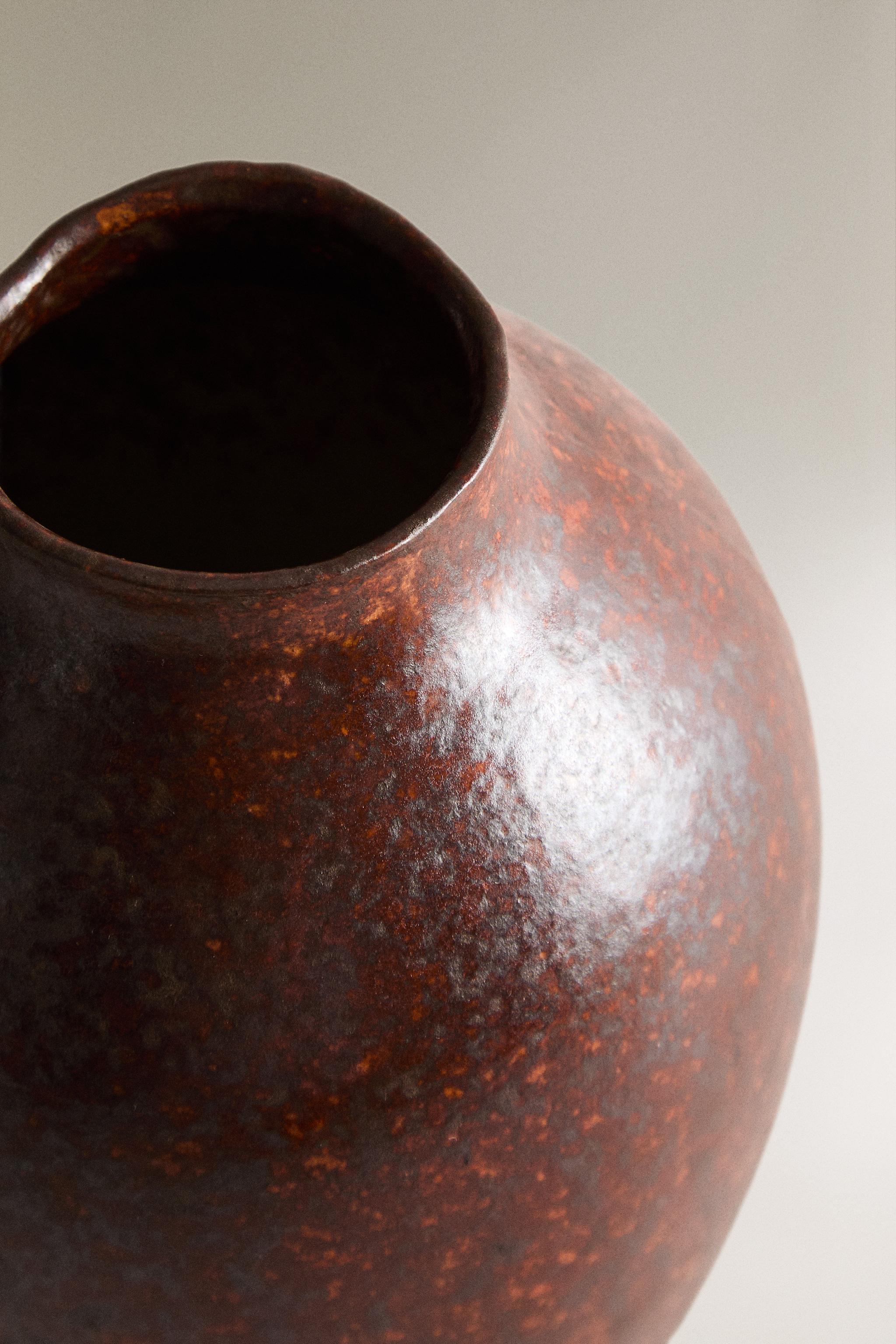ROUGH-EFFECT CERAMIC VASE