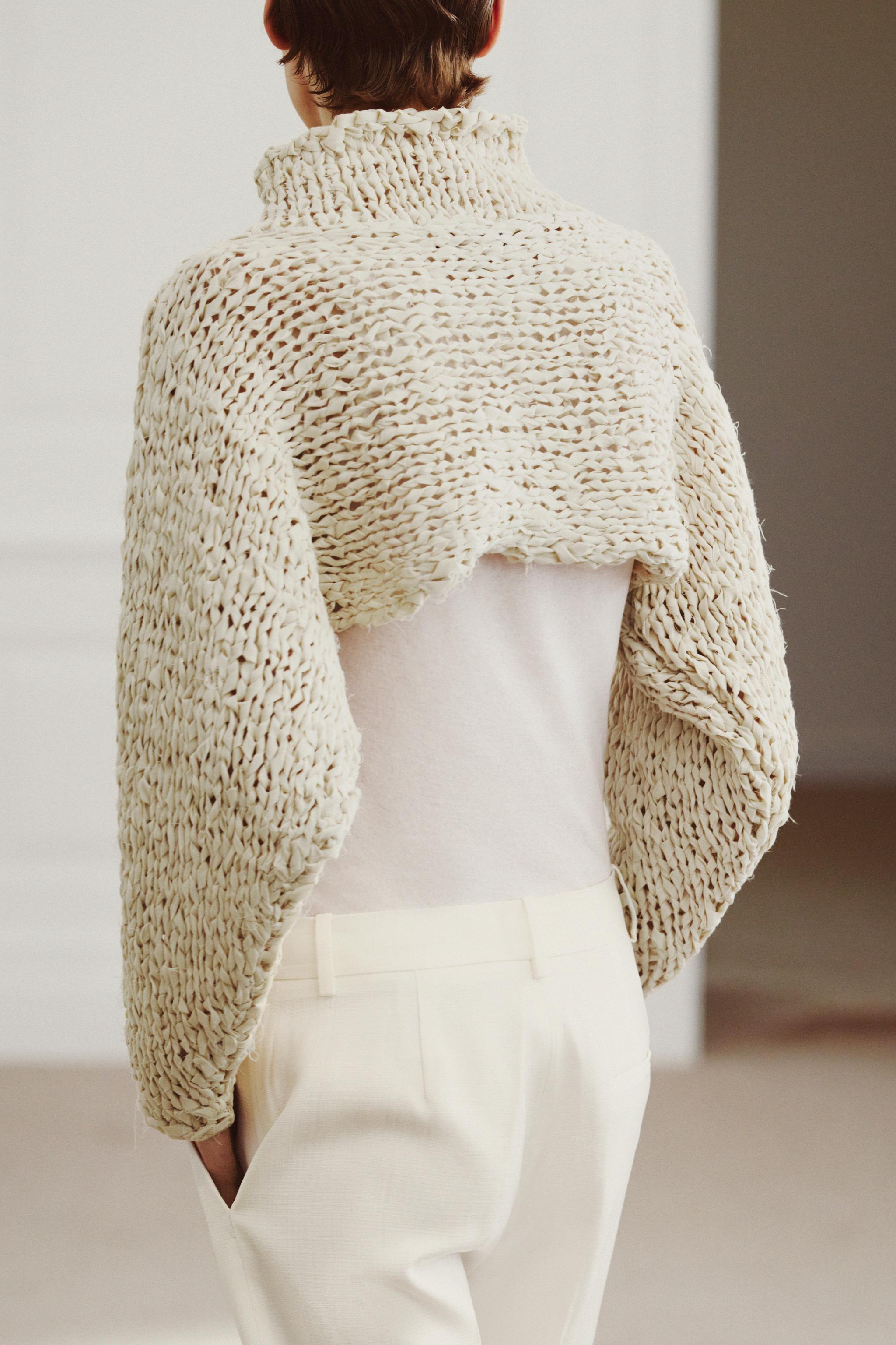 PULL COURT EN MAILLE À BANDE ENTRELAÇÉE