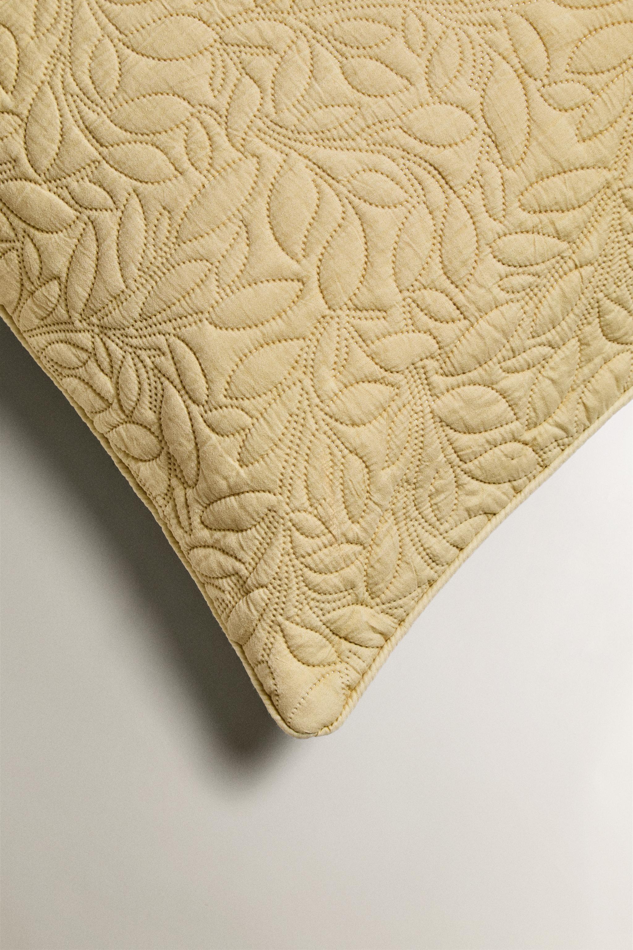 MICROFIBER PILLOW SHAM FOR QUILT WITH A LEAF DESIGN