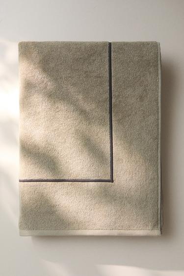 SERVIETTE DE BAIN PLAGE LISSE BORDURE - Vert gris de Zara