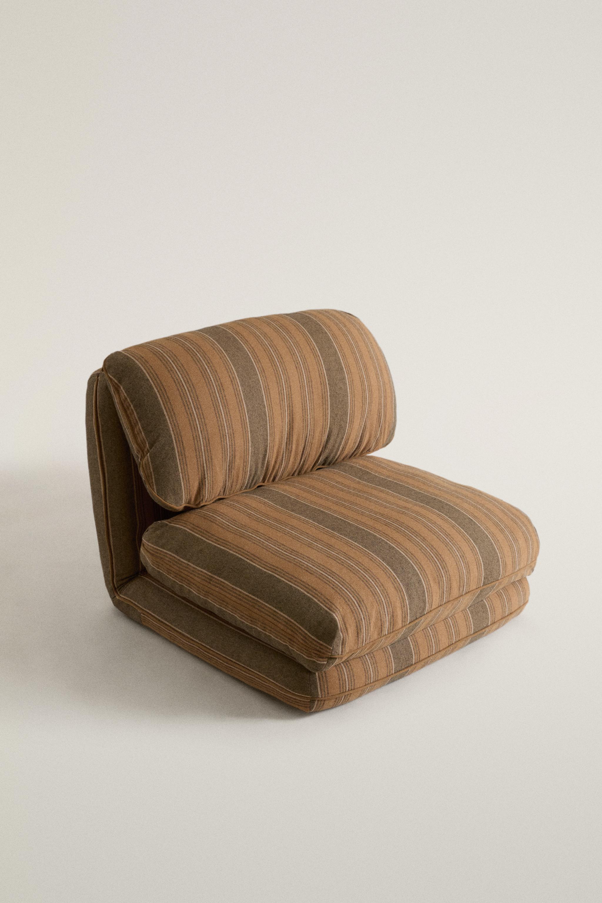 STRIPED FOLDABLE LOUNGE CHAIR