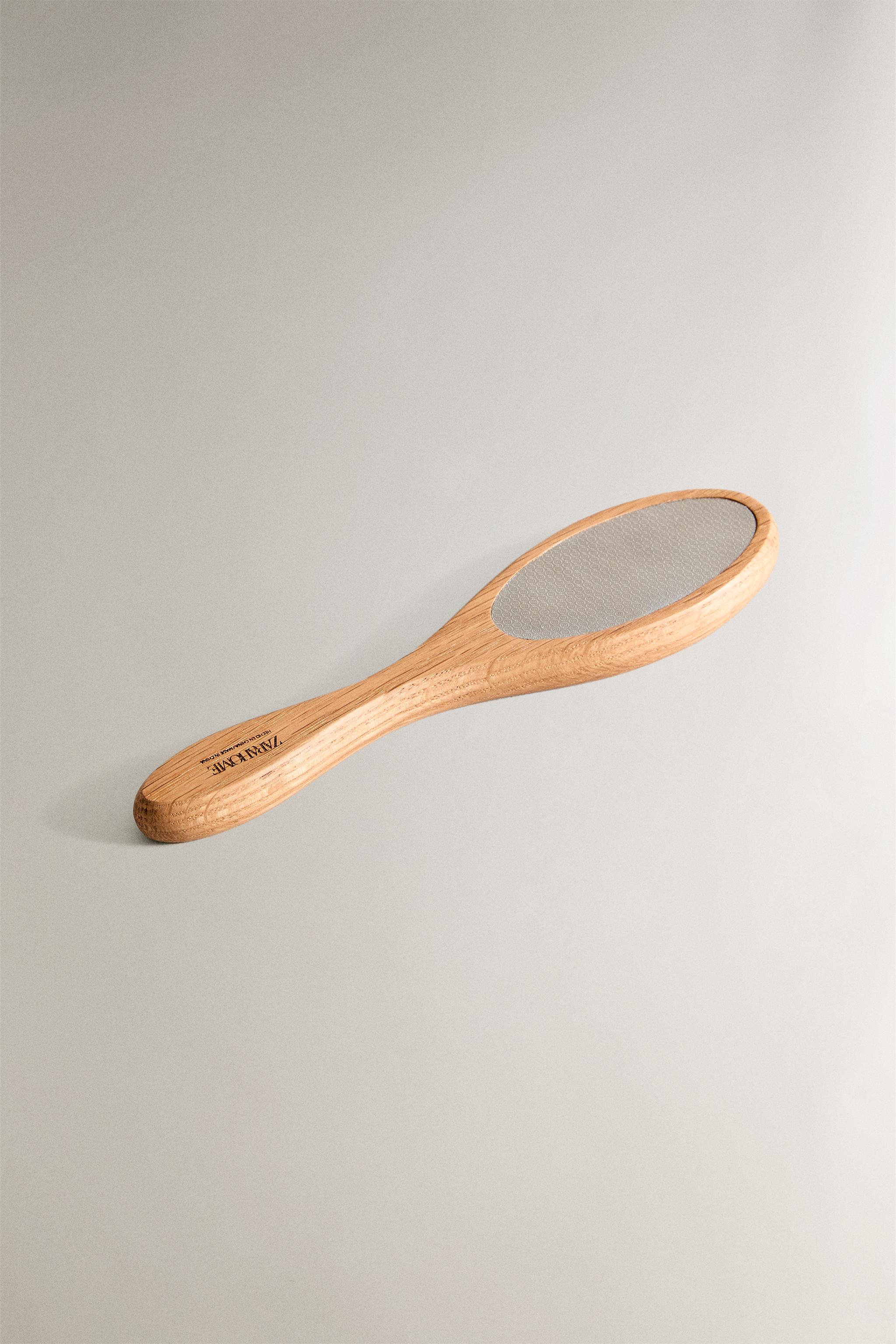 LEGS EXFOLIATING WITH WOODEN HANDLE