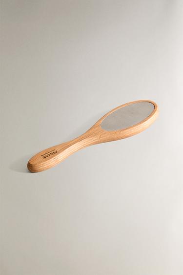 FOOT EXFOLIATOR WITH WOODEN HANDLE - Light beige by Zara - Image 1