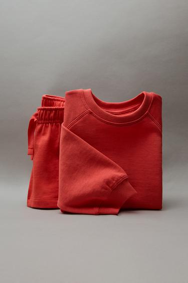 JOGGINGANZUG-GARNITUR MIT SWEATSHIRT UND BERMUDA CASA LAWA © X ZARA KIDS - Kräftiges Rot von Zara