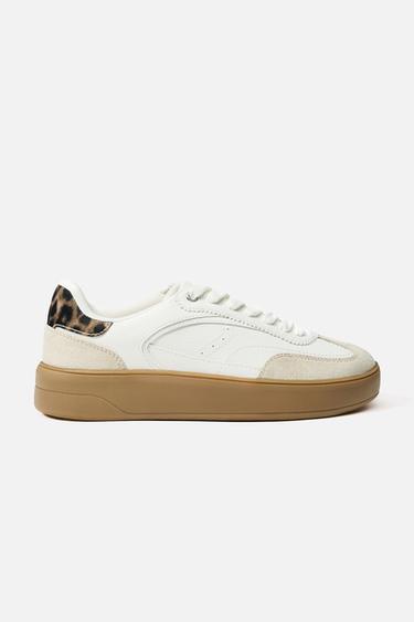 حذاء رياضي بطبعة حيوانية - أبيض صدفي الخاص بـ Zara