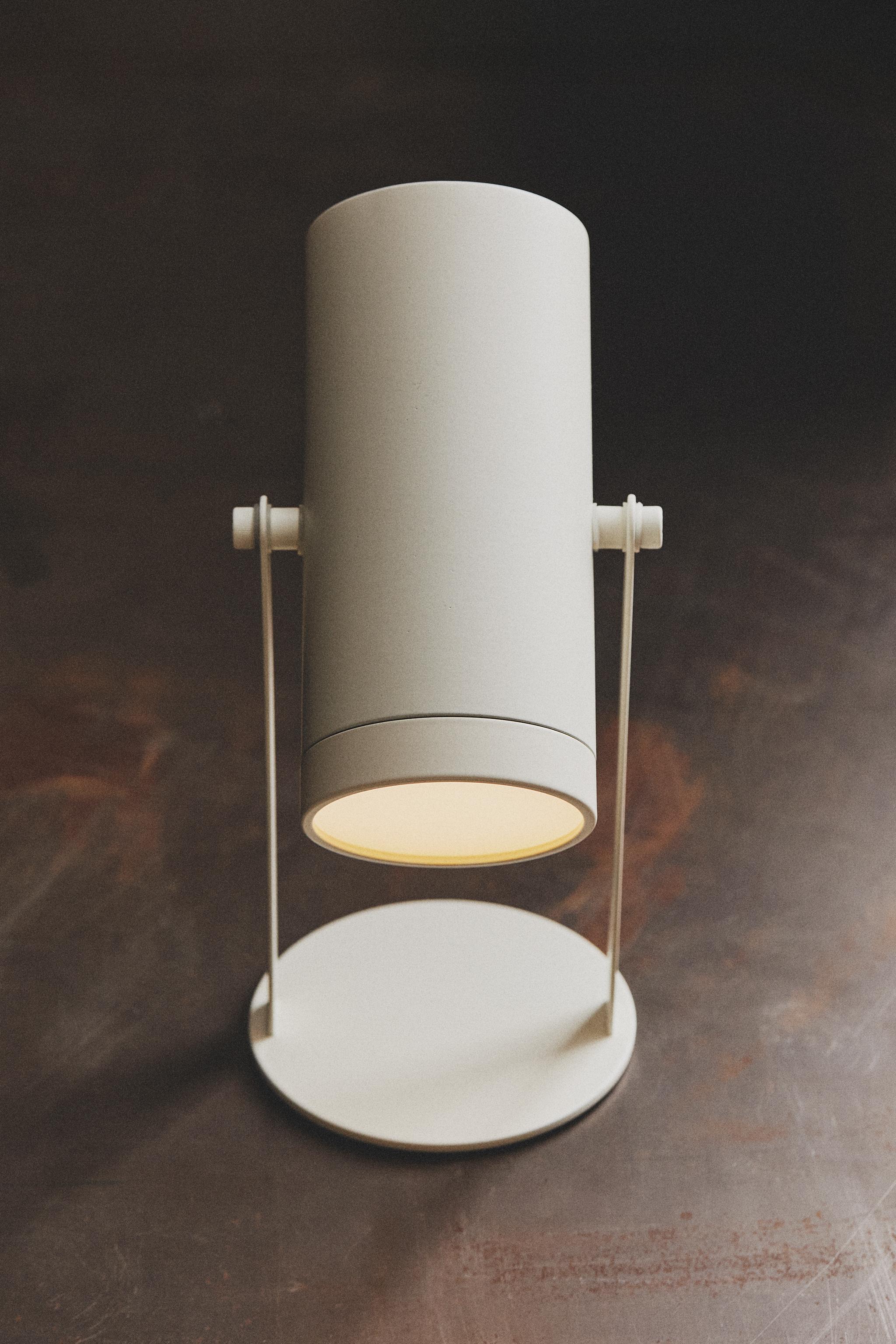 ランプ | USB充電式テーブルスポットライト - ブロンズ | ZARA Japan