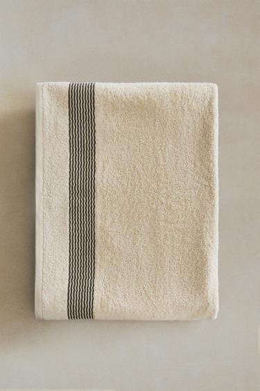 TOALLA BAÑO ALGODÓN CENEFA PLIEGUES - Arena / Negro de Zara