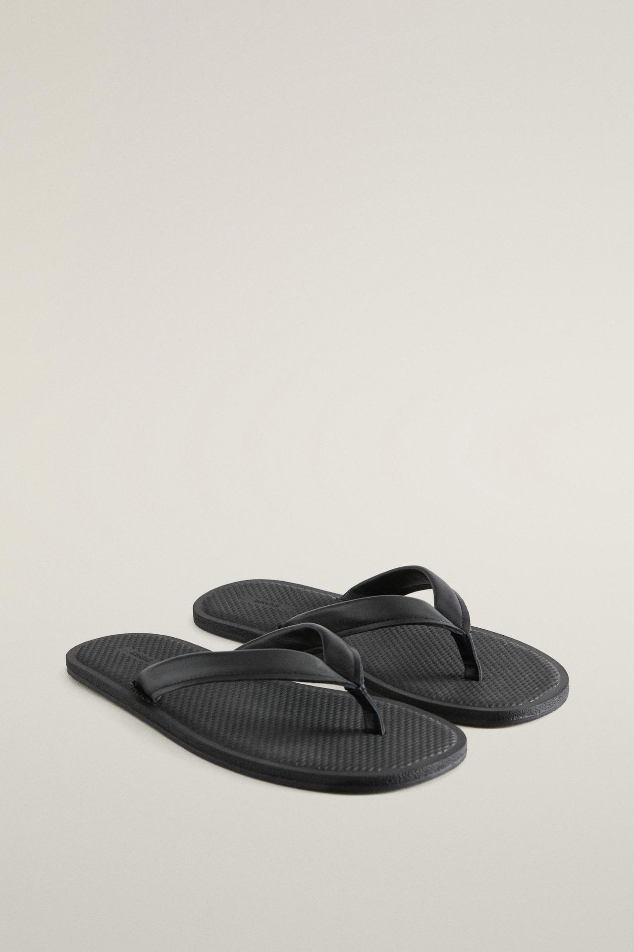 STRAPPY LEATHER TOE DIVIDER SANDALS — Black