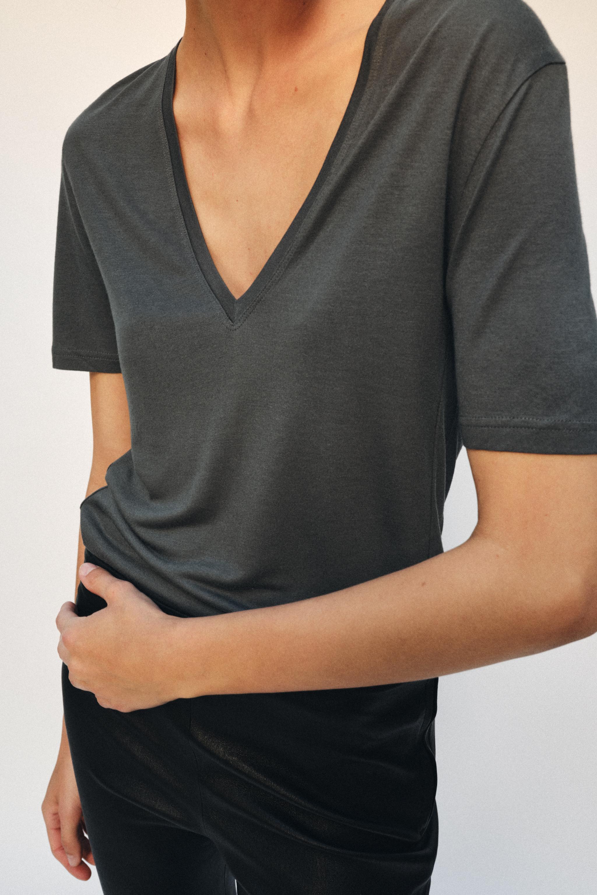 V YAKA DÖKÜMLÜ T-SHIRT - Görsel 4