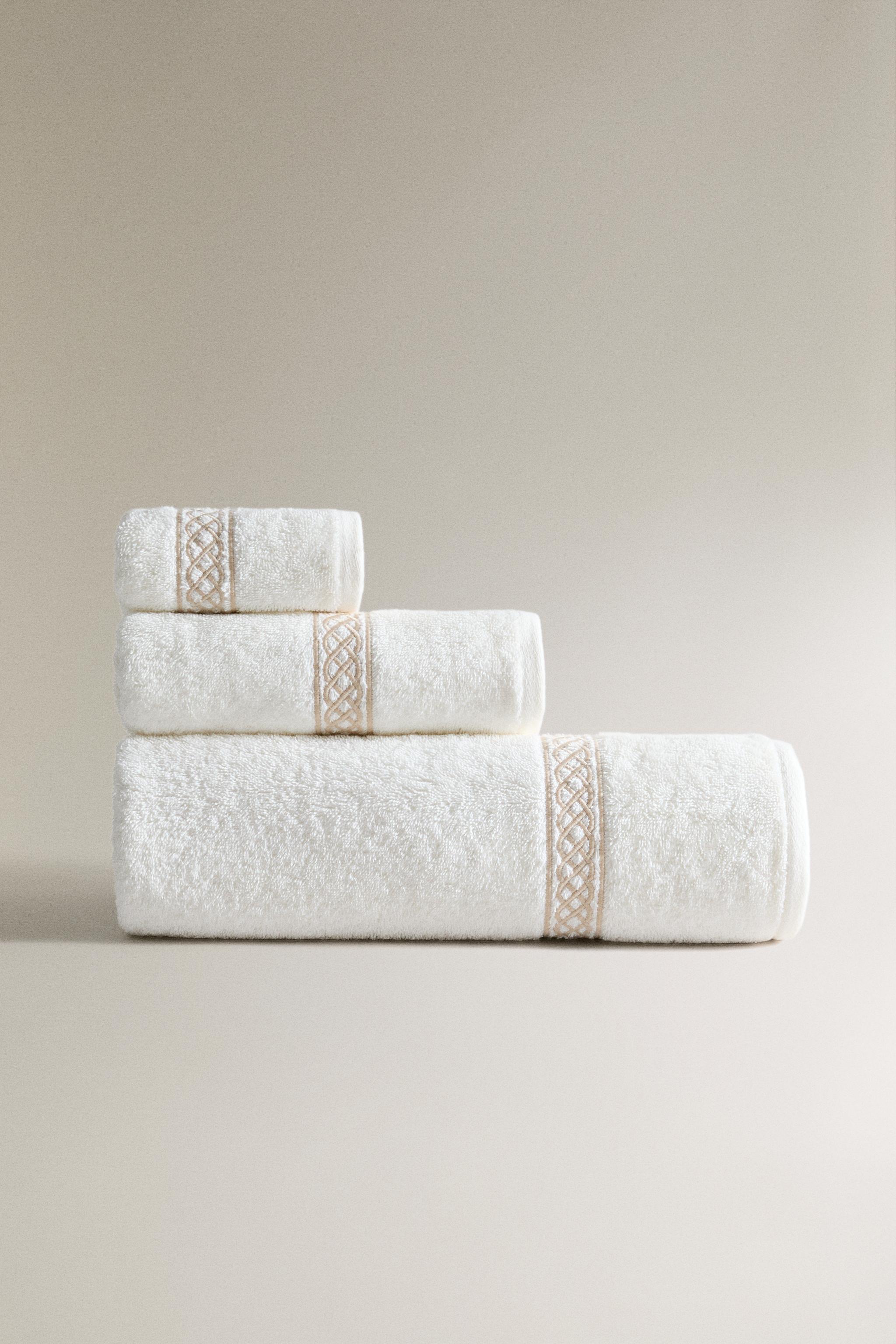GEOMETRIC EMBROIDERY BATH TOWEL — Golden
