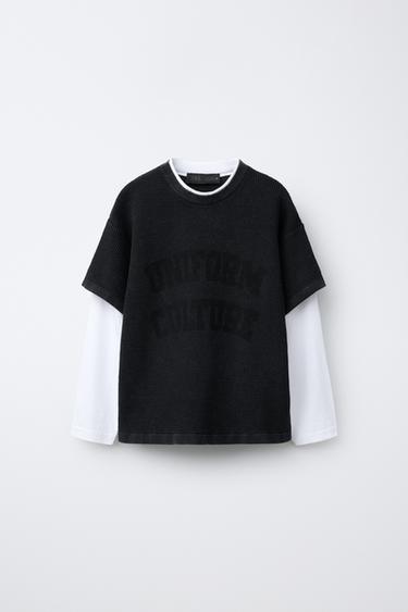 TRIČKO Z VAFLOVÉHO ÚPLETU S TEXTEM A DVOJITÝMI RUKÁVY - Černá od Zara