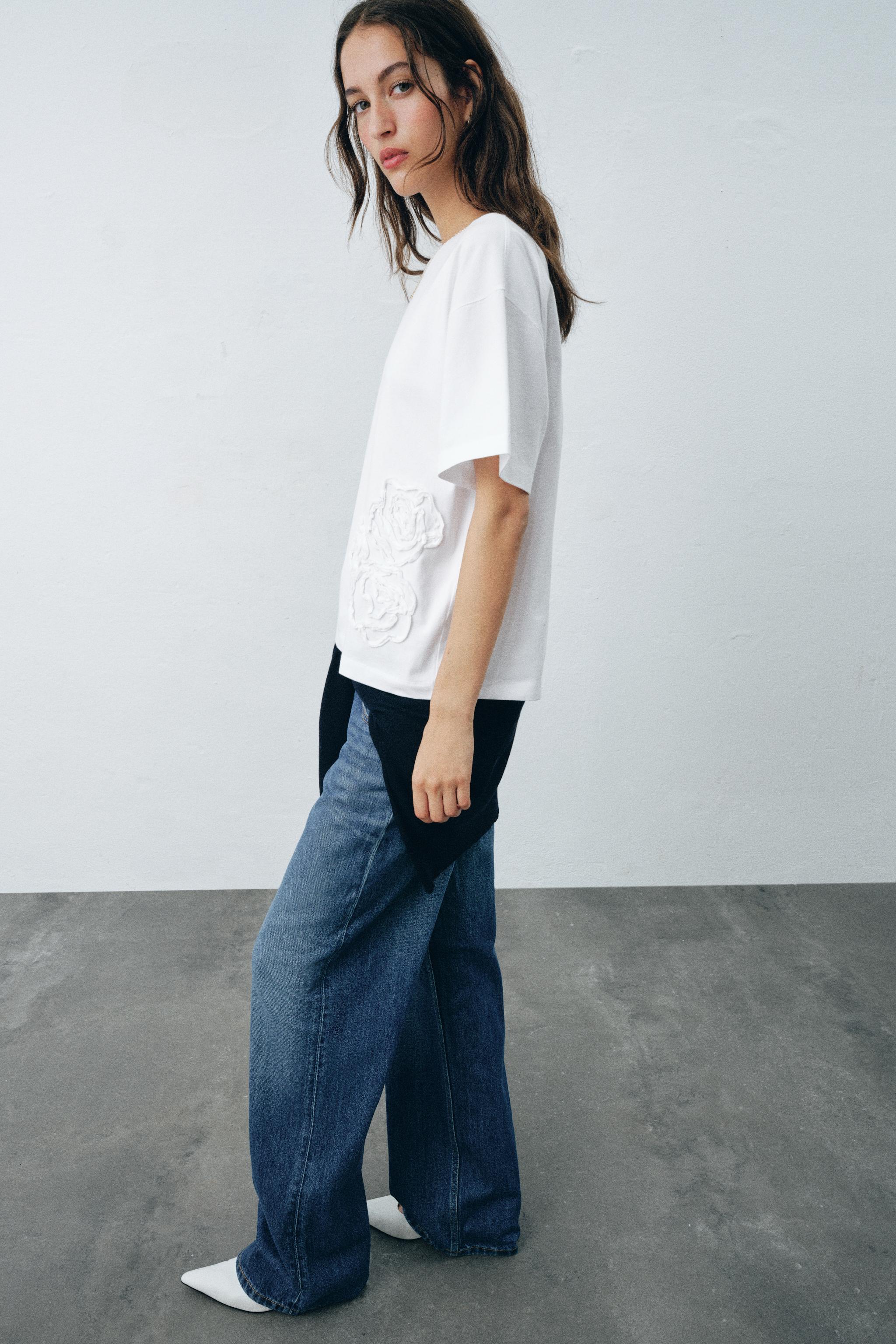 EMBOSSED FLOWER T-SHIRT - thumbnail 3