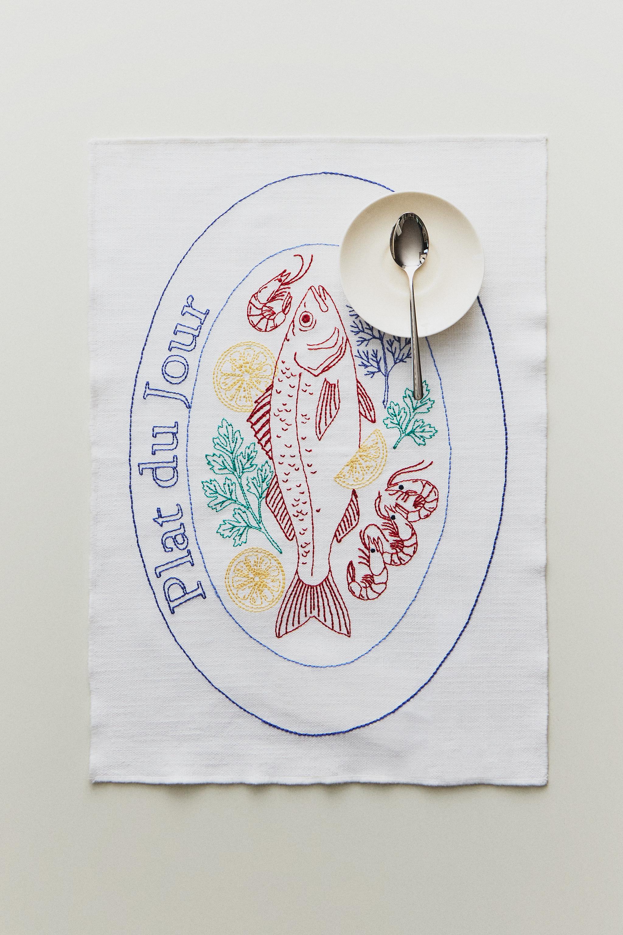 EMBROIDERED FISH PLACEMAT — White