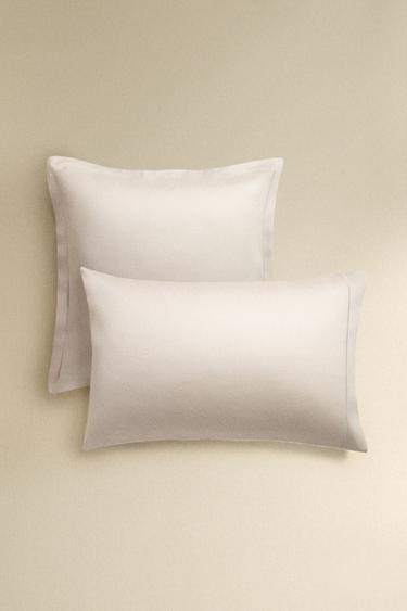 غلاف مخدة ساتان بشريط حافة (كثافة 300 خيط) - بيج الخاص بـ Zara