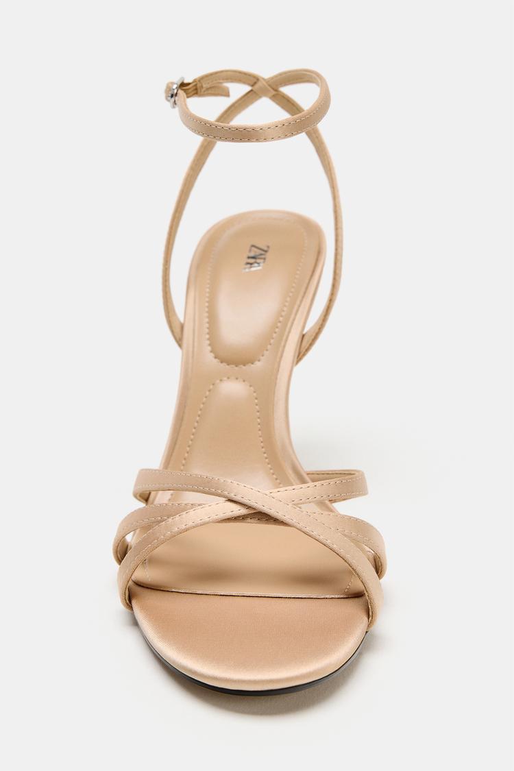 Sandalias de tacón con aplicaciones brillantes 7
