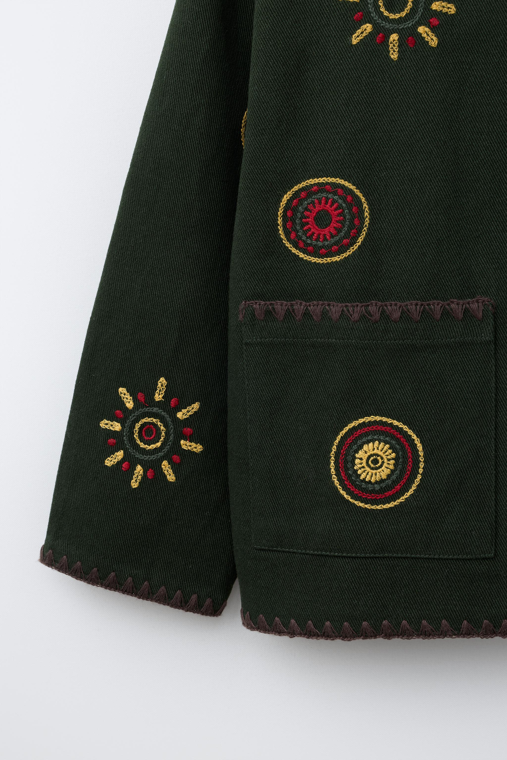 VESTE BRODERIES EN CONTRASTE