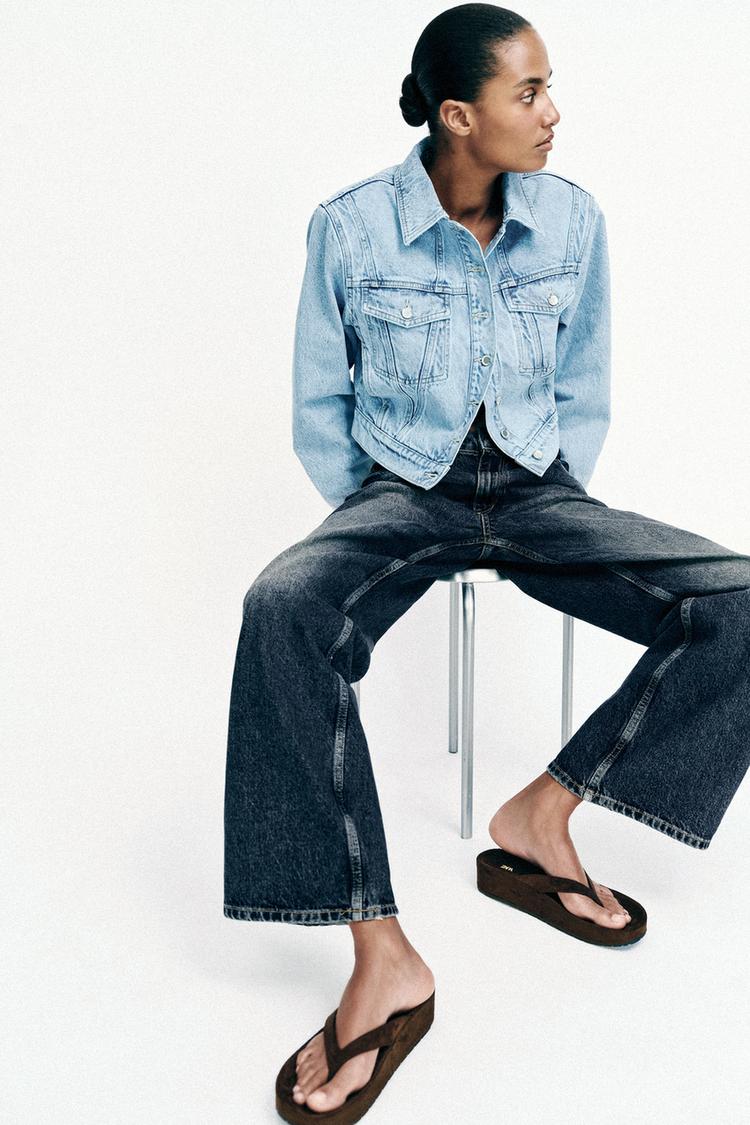 フロントポケット付きライトブルーデニムジャケット、ダークジーンズ、ブラウンのプラットフォームサンダルセット