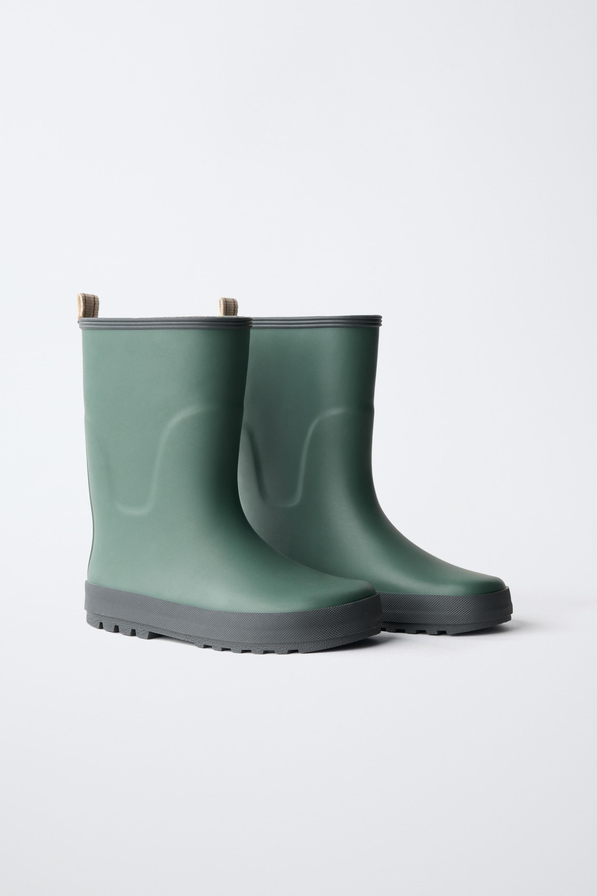 RAIN BOOTS
