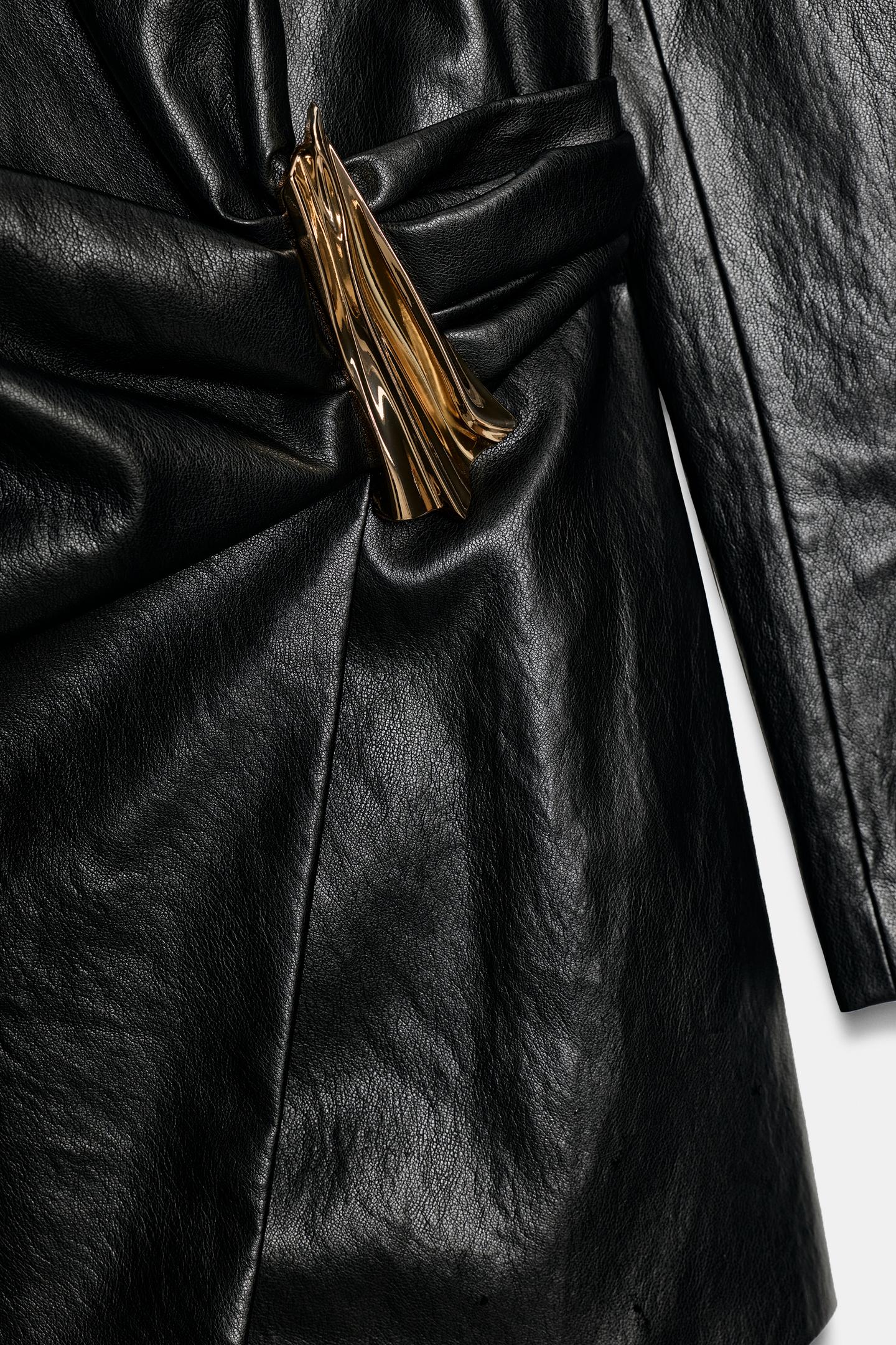 Женское платье Zara Faux Leather Dress with Gold-Tone Detail, цвет: Чёрный — фото 10