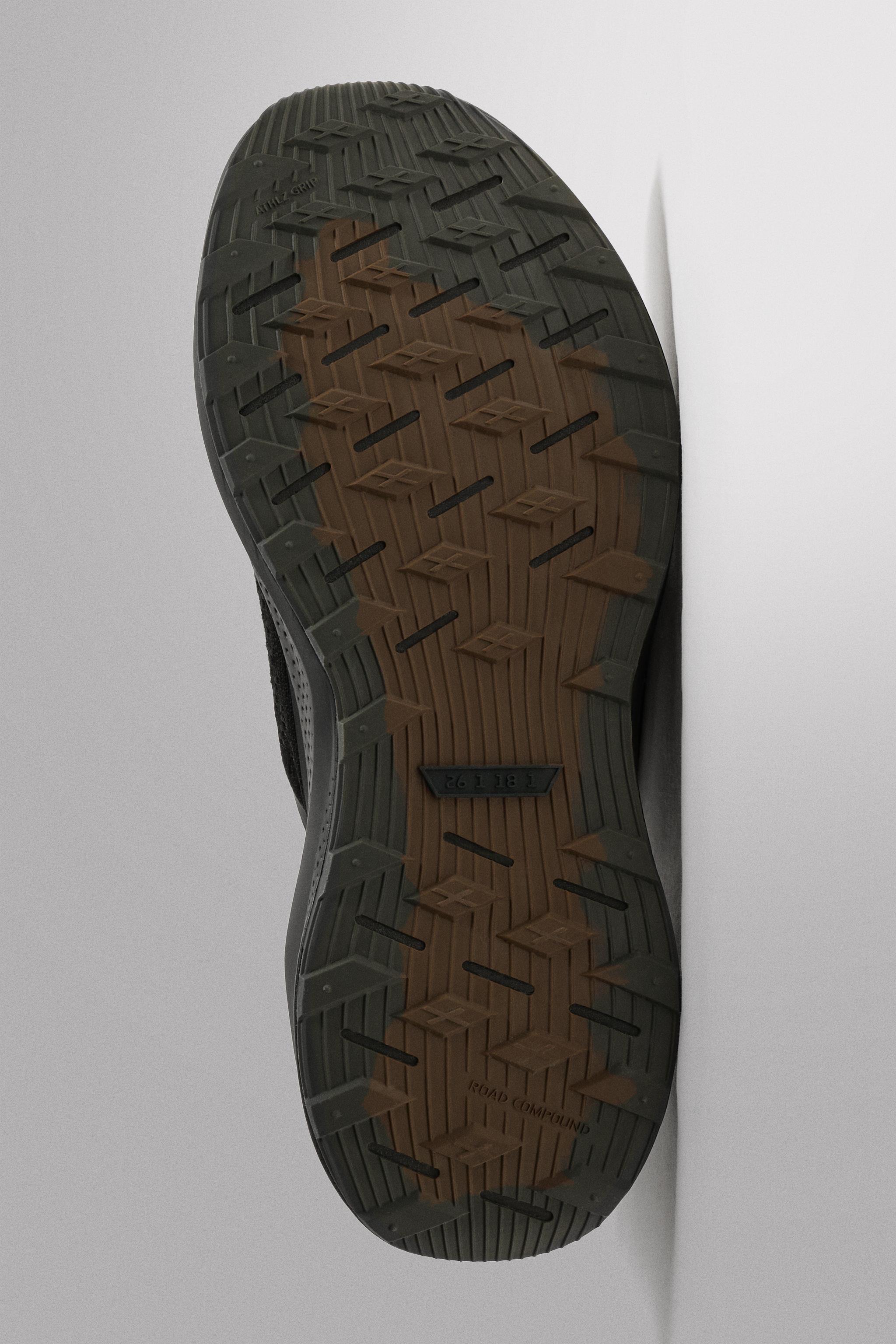 TRAIL  RUNNING SNEAKERS