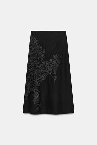 تنورة طويلة مطرزة من تشكيلة ZW - أسود by Zara