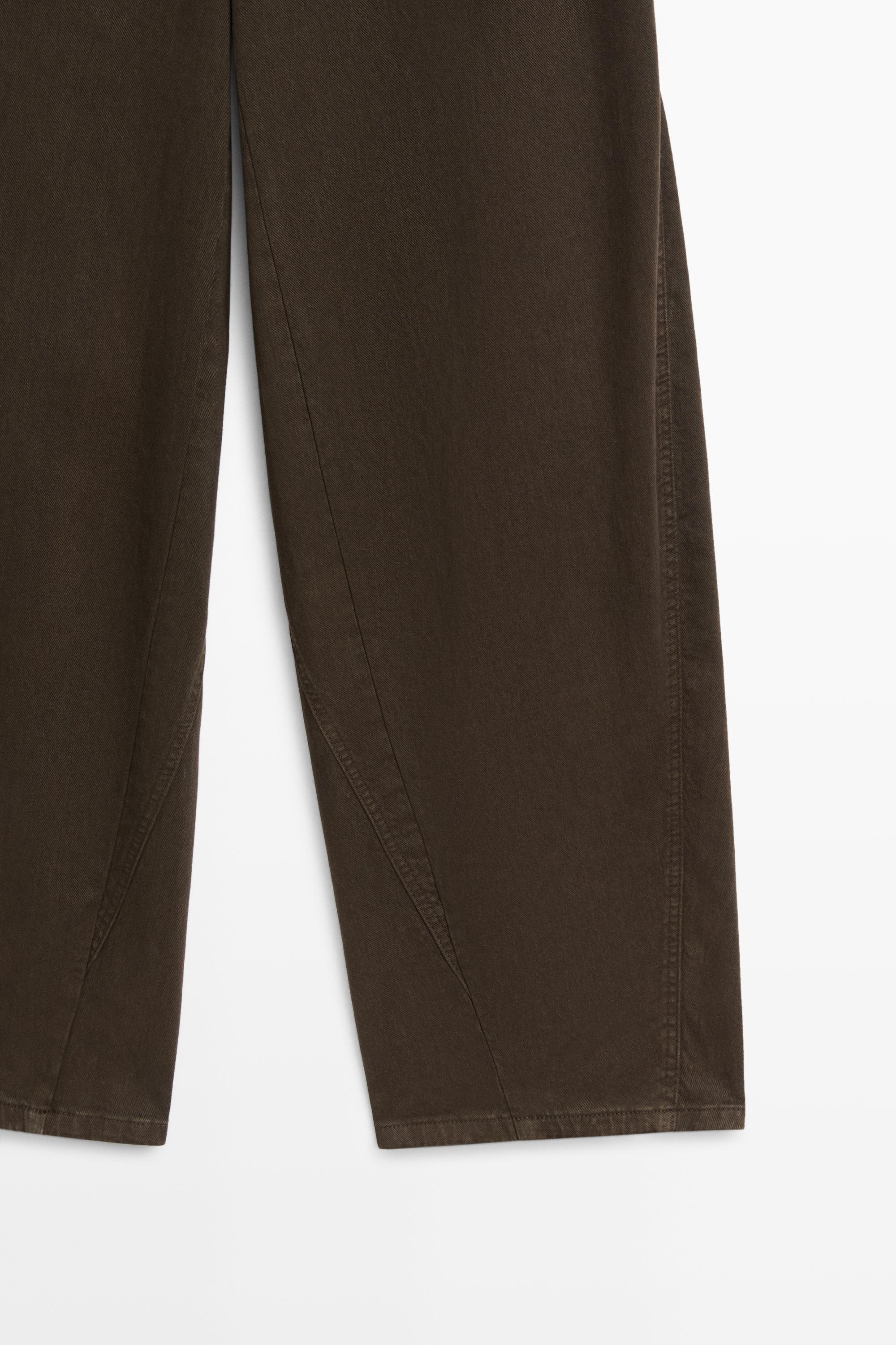 Pants carrot fit seam details