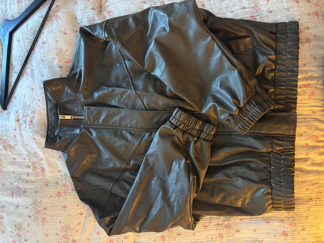 CAZADORA BOMBER EFECTO PIEL CUELLO SUBIDO - Image 2
