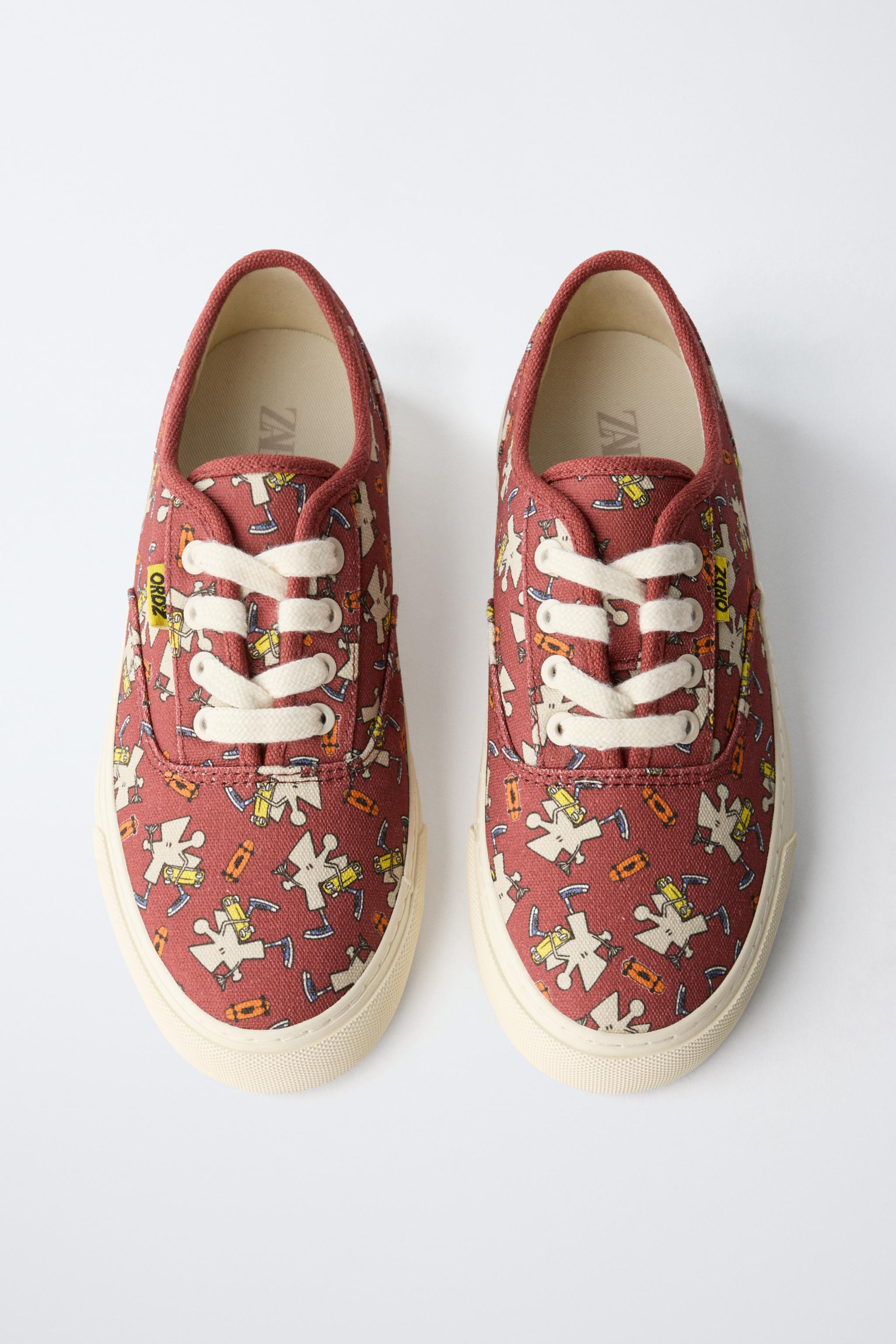 LACE-UP SNEAKERS
