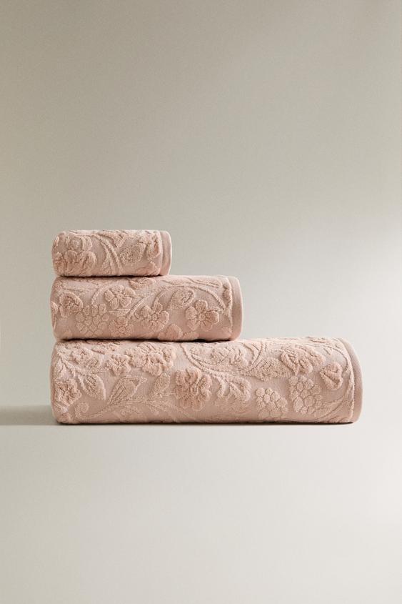 TOALHA DE BANHO COM JACQUARD DE FLORES - Rosa-claro da Zara - Imagem 0