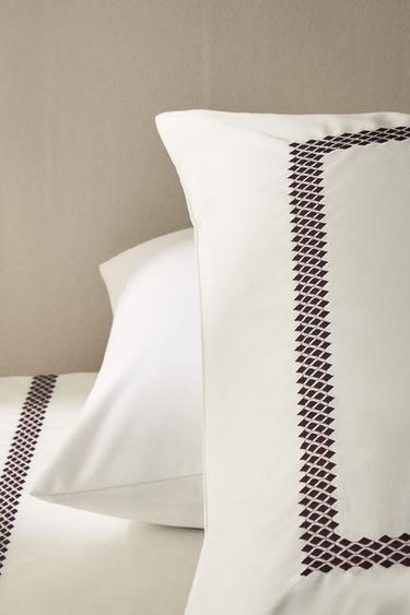 GEOMETRIC EMBROIDERED SATEEN PILLOWCASE - Burgundy by Zara - Image 4