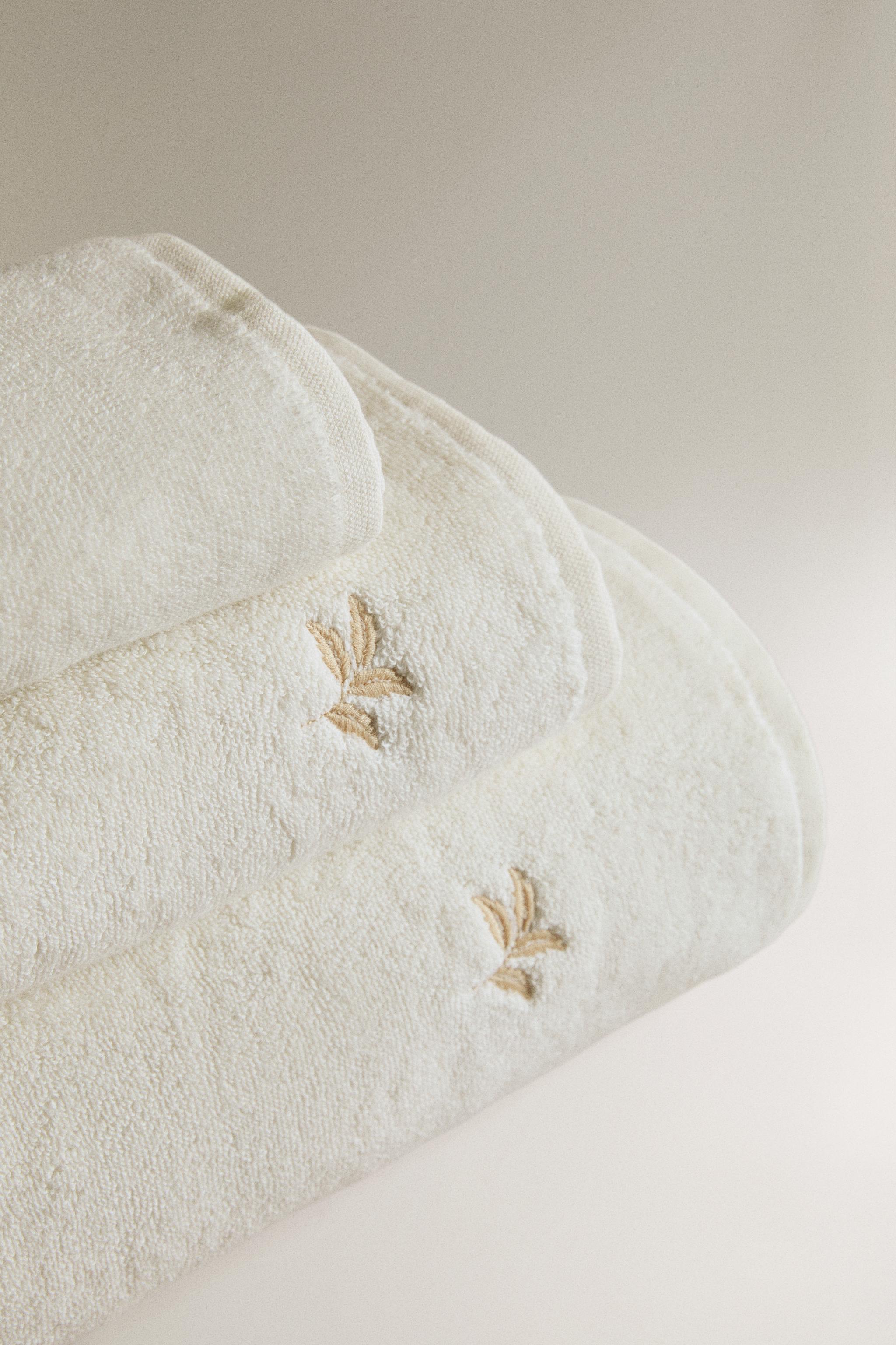 LEAF PRINT COTTON BATH TOWEL — Oyster-white