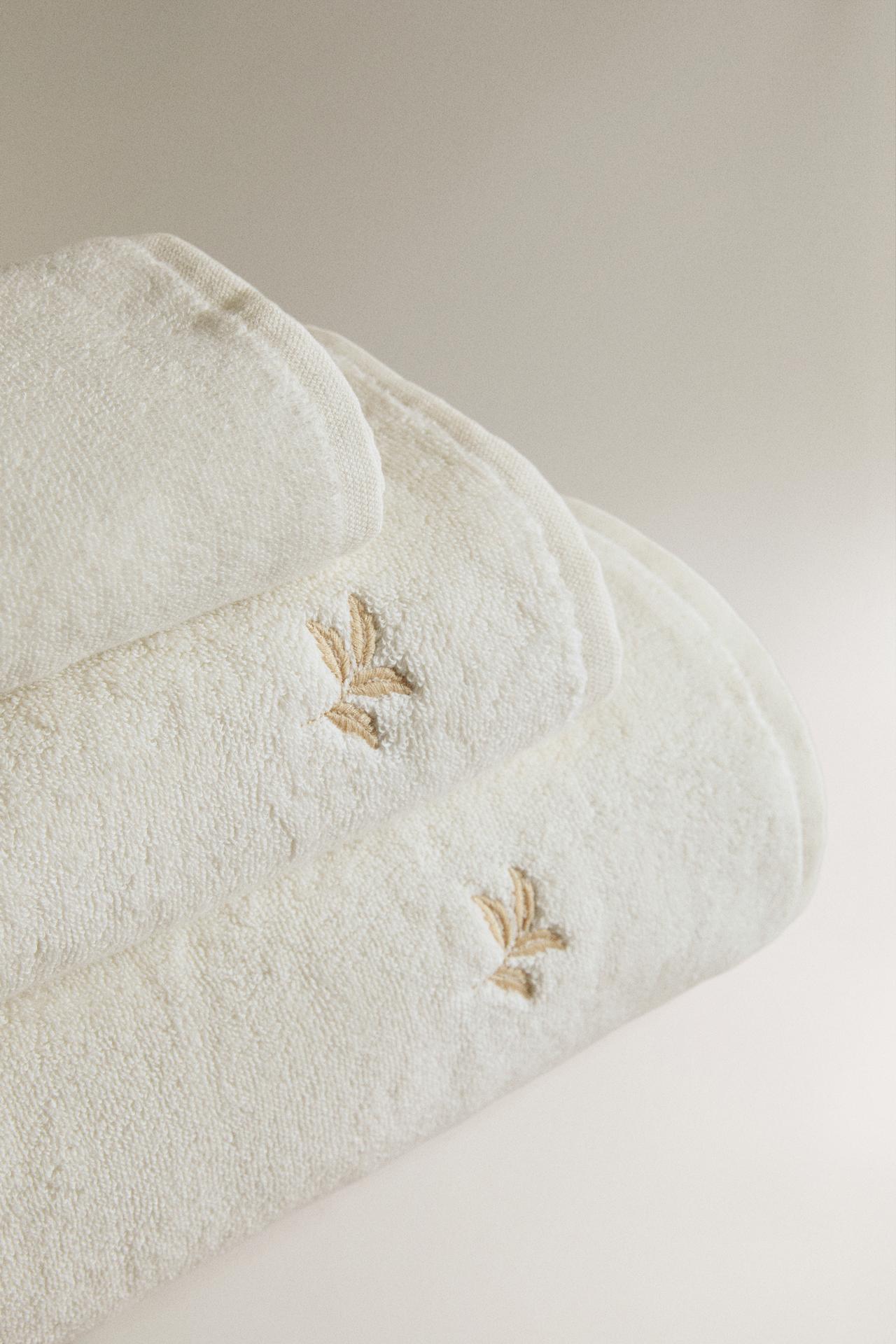 LEAF PRINT COTTON BATH TOWEL — Oyster-white