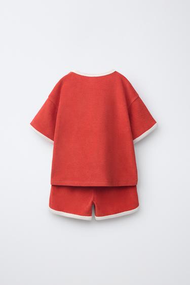 ENSEMBLE T-SHIRT ET BERMUDA LISERÉS EFFET ÉPONGE - Rouge de Zara - Image 1