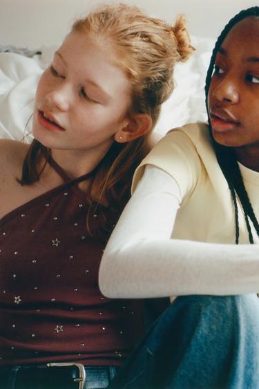 ТОП С ГОРЛОВИНОЙ ХАЛТЕР И ЗАКЛЕПКАМИ — Гранатовый от Zara