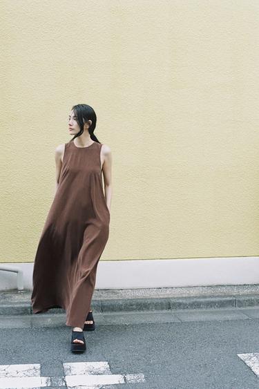 ボリューム感のあるフルイドミディ丈ワンピースチョコレートZaraのボリューム感のあるフルイドミディ丈ワンピース - チョコレート