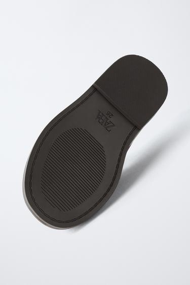 MOCASSINS À POMPONS EN CUIR LIMITED EDITION - Bordeaux de Zara - Image 6