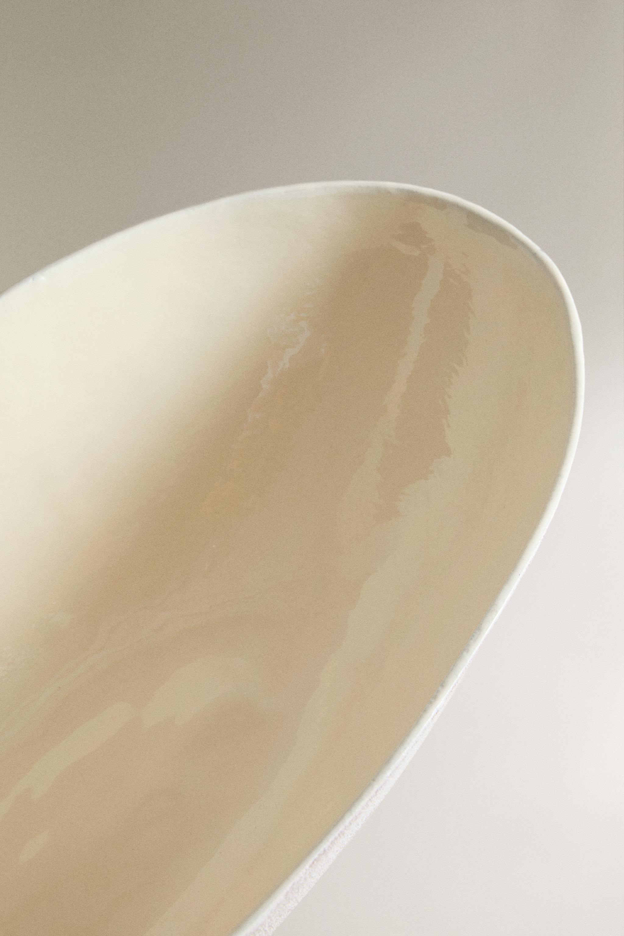 TEXTURED ALUMINUM DECORATIVE SERVING DISH